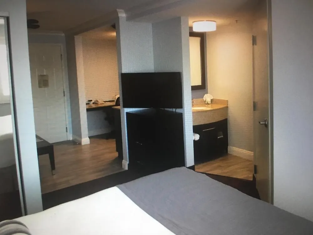 Best Western Plus Manhattan Beach Hotel 3*,